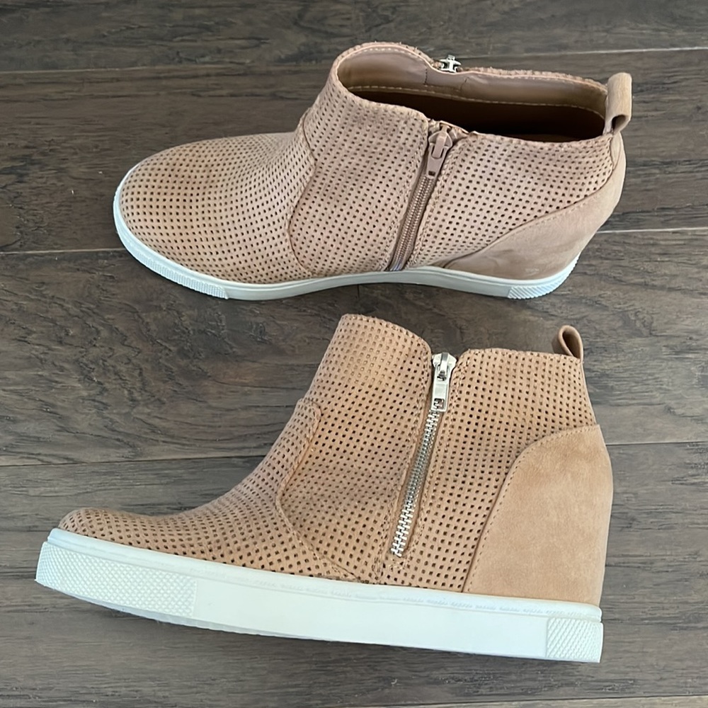 Wedged boots